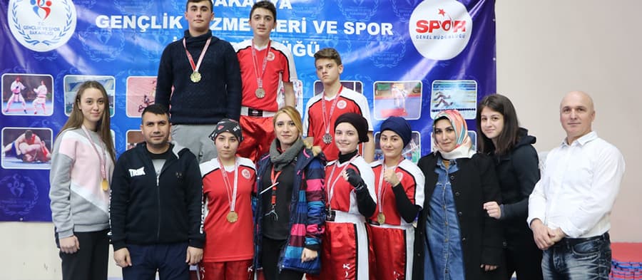 Kick Boksçuların Madalya Sevinci
