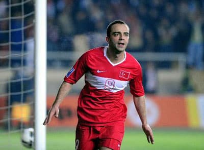 <font face="Arial" size="2">42. dakikada Emre Bel&ouml;zoğlu'nun pasında, ceza alanı &ouml;n&uuml;nde topla buluşan Semih, arkadan gelen Nihat'ı g&ouml;rd&uuml;. Nihat'ın sert şutunda, meşin yuvarlak &uuml;stten auta gitti. <br />45. dakikada Torres'in ceza alanına girmeden şutunda, top yandan auta &ccedil;ıktı ve T&uuml;rkiye, m&uuml;cadelenin ilk yarısını 1-0 &ouml;nde tamamladı. <br />Bu arada, karşılaşmanın ilk yarısının bitiş d&uuml;d&uuml;ğ&uuml;nden sonra hakeme itiraz eden Xavi, sarı kart g&ouml;rd&uuml;. <br />48. Dakika Yapma Nihat... 2. gole &ccedil;ok yaklaştı... Sağdan Arda ceza sahasına ara pasını bıraktı.. Semih ceza sahası i&ccedil;inde topu kontrol edip penaltı noktası &uuml;zerinde bomboş kalan Nihat'a &ccedil;ıkarttı... Nihat topu kale yerine &uuml;stten auta vurdu... Solunda Tuncay'da uygun durumdaydı... İyi bir fırsatı kullanamadık...<br />52. Dakika Bu arada grubumuzdaki diğer karşılaşmada Bosna Hersek, Dzeko'nun 11 ve 14. dakikalarda attığı gollerle Bel&ccedil;ika karşısında 2-0 &ouml;nde...<br />56. Dakika Semih, Senna'ya yaptığı sert faul sonrası sarı kart g&ouml;rd&uuml;...<br /></font>