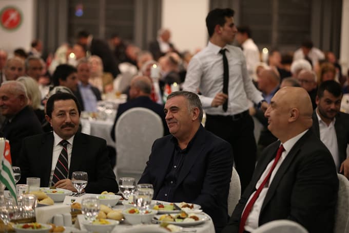 Geleneksel Kuruluş Balosu'nda bir araya geldiler