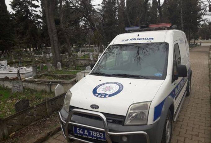 Mezarlıktan malzeme çaldılar