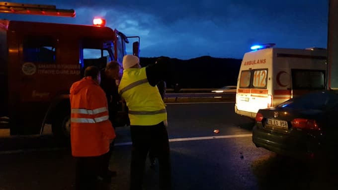 Otomobil TIR'ın altına girdi