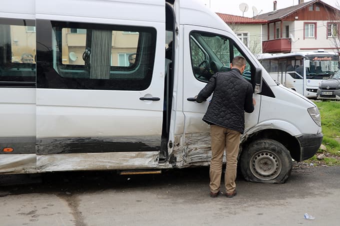 Öğrenci servisiyle panelvan araç çarpıştı
