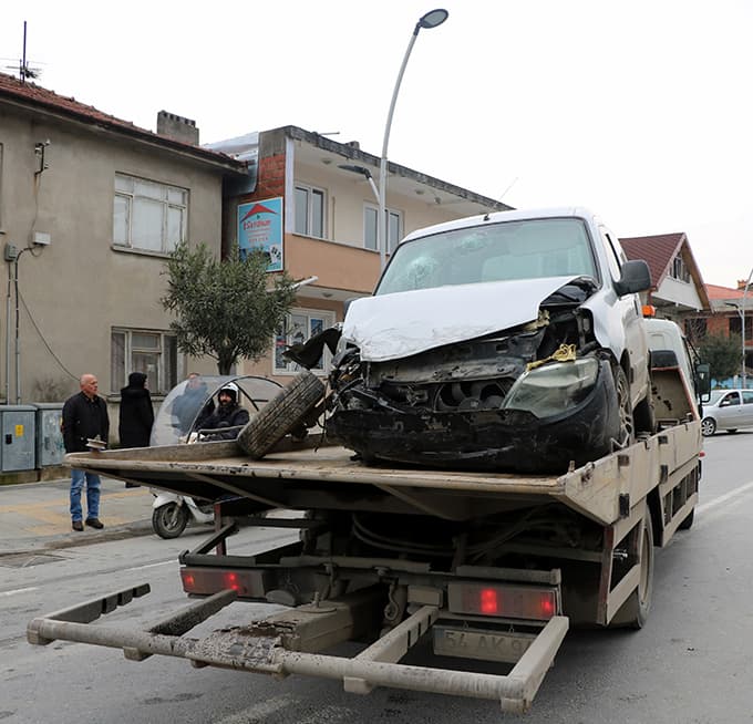 Öğrenci servisiyle panelvan araç çarpıştı