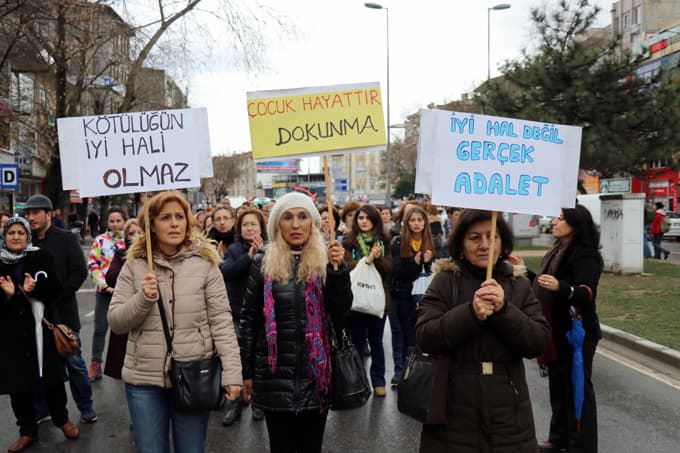 Sakarya'da 'Çocuk İstismarına Dur' demek için yürüdüler