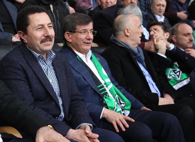 Eski Başbakan Ahmet Davutoğlu Sakarya'ya geldi