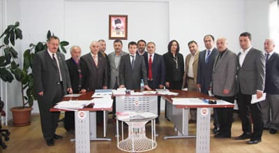 <font face="Arial" size="2" color="#333399"><strong><font color="#000000">Hendek, Artık Kabuğunu Kırmıştır</font></strong><br /></font><br /><font face="Arial" size="2">Başkan İnci, Hendek'te ilkleri ger&ccedil;ekleştirdiklerini belirterek, <font color="#333399">&quot;Hizmetlerde bir&ccedil;ok ilki ger&ccedil;ekleştirdiğimiz gibi &uuml;st &uuml;ste &uuml;&ccedil; defa se&ccedil;ilerek de bir ilki ger&ccedil;ekleştirdik. Bu bize doğru yolda olduğumuzu ve halkımızın hizmetlerimizden memnun olduğunu g&ouml;steriyor. Hendek, artık kabuğunu kırmıştır. Halk iradesini, hizmetlerini ve istikrarın devamı y&ouml;n&uuml;nde kullanmıştır. Bizde halkımıza vaat ettiğimiz projeleri ger&ccedil;ekleştirmek i&ccedil;in zaman ge&ccedil;irmeden &ccedil;alışmaya başlayacağız&quot;</font> diye konuştu.</font>