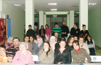 <font size="2"><font face="Arial"><strong><font color="#000000">Ufak Tefek Tedbirler</font></strong><br /><br />Hendek Sivil Savunma M&uuml;d&uuml;r&uuml; Fatih Kuşcan, slayt g&ouml;sterileri eşliğinde&nbsp; savaş&nbsp; durumunda ilk yapılacak işler konusunda bilgi verdi.<br />HAKUT Başkanı Harun Kaynak ise &ouml;ğrencilere yaptığı sunumda; depremin ne olduğunu, deprem esnasında hayat kurtarıcı faaliyetler konusunda anlatımda bulundu. Kaynak, deprem &ouml;ncesi, deprem&nbsp; esnası ve deprem sonrası yapılması gerekenler hakkında bilgiler aktardı. Kaynak,&nbsp; alınabilecek bazı ufak &ouml;nlemler neticesinde&nbsp; hayatta kalma şansının artacağını belirterek,<font color="#333399"> &ldquo;1999 depreminde yaşaması gerekenler ufak tefek tedbirleri alamadıklarından hayatlarından oldular&rdquo;</font> dedi.</font></font>