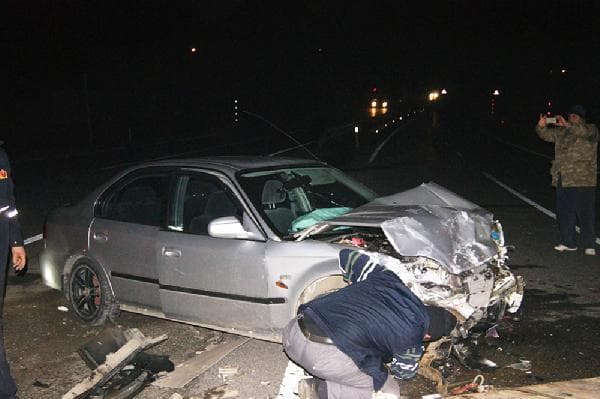 Hendek'te iki otomobil çarpıştı: 8 yaralı