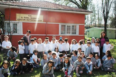 <font face="Arial" size="2"><strong>17 Bin Kitap Bulunuyor</strong></font><br /><br /><font face="Arial" size="2">İl &Ouml;zel İdaresi K&uuml;t&uuml;phanesi hakkında da bilgi veren yetkililer; yaklaşık 17 bin kitap bulunan k&uuml;t&uuml;phanenin haftanın 6 g&uuml;n&uuml; &ouml;ğle saatleri de dahil olmak &uuml;zere hizmet verdiğini ve g&uuml;nde 120-150 kişi tarafından ziyaret edildiğini belirtti. Ziyaret&ccedil;ilerin ayrıca internet hizmetlerinde de faydalanabildiklerini ve 2009 yılının ilk &uuml;&ccedil; ayında 3 bin 500 adet kitabın okunmak &uuml;zere emanete verildiğini s&ouml;ylediler.&nbsp;&Uuml;ye kayıtlarının devam ettiği k&uuml;t&uuml;phanenin hali hazırda 2 bin&nbsp;&uuml;yesi bulunmakta.</font>