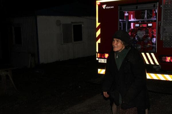 Yalnız yaşayan engelli kadının prefabrik evi yandı
