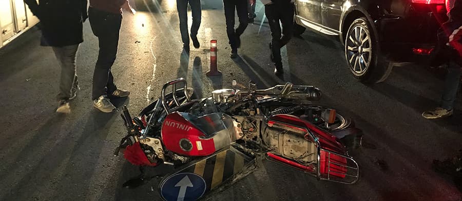 Motosiklet ile otomobil çarpıştı