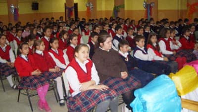 <p><font face="arial,helvetica,sans-serif" size="2"><strong>Yazarı Yazar Yapan D&uuml;ş G&uuml;c&uuml;d&uuml;r</strong> <br /><br /><font color="#333399">&ldquo;Yazdıklarınızı &ccedil;ocukluğunuzda yaşadınız mı?&rdquo;</font> sorusuna G&uuml;neş,<font color="#333399"> &ldquo;Yazarı yazar yapan d&uuml;ş g&uuml;c&uuml;d&uuml;r. Yazar eğer yaşadıklarını, birilerinin yaşadığını yazarsa ona yazar denilmez, yazıcı denir. Dahası fotoğraf&ccedil;ı, fotokopici de diyebiliriz. Yazarlık d&uuml;ş g&uuml;c&uuml;n&uuml; kullanarak yeni şeyler &uuml;retmek, yeni şeyler yazmaktır. Başka bir ifadeyle yaşananlardan yola &ccedil;ıkarak yaşanılabilenleri yazmaktır. Yaşananlar ancak bir renk olabilir, motif olabilir. Ben neyi yazarsam yazayım aslında kendimi yazarım. Dağı, ormanı, kuşu anlatırken aslında kendimi anlatıyorum.&rdquo;</font> karşılığını verdi. </font></p>