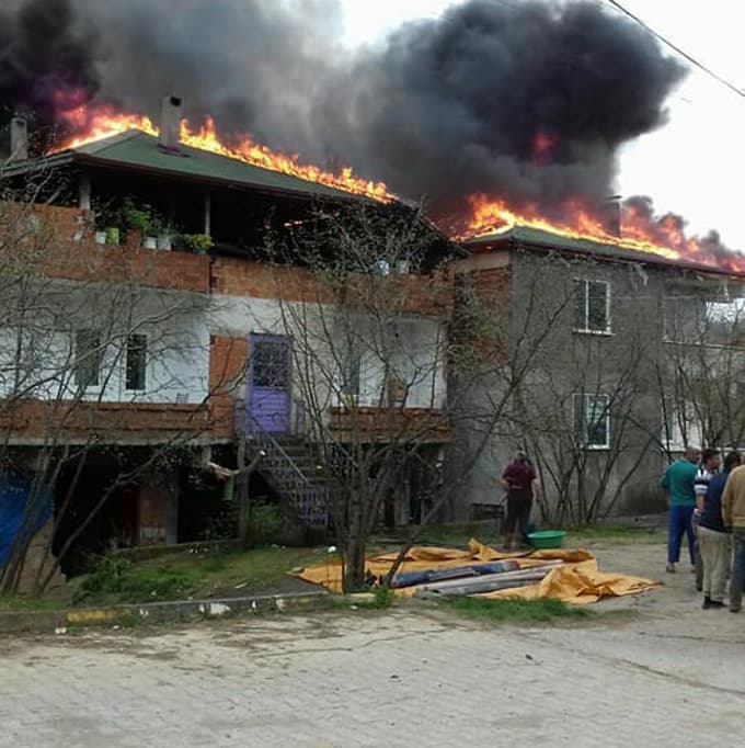 Karasu'da evlerin çatısı alev alev yandı