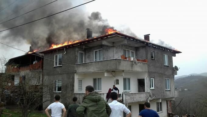 Karasu'da evlerin çatısı alev alev yandı