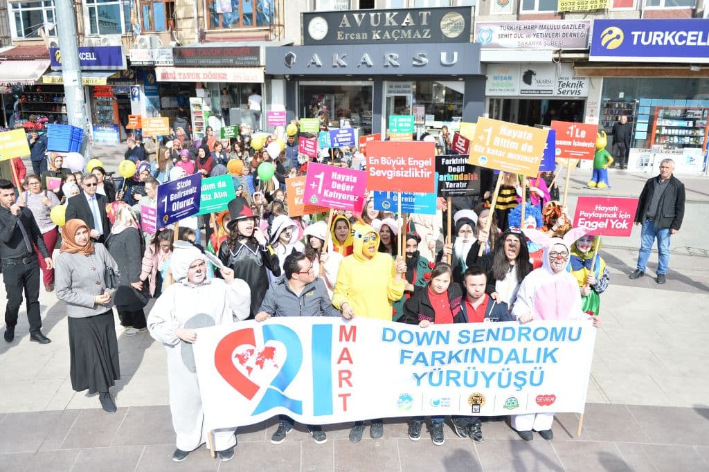 Down sendromlular farkındalık için yürüdü