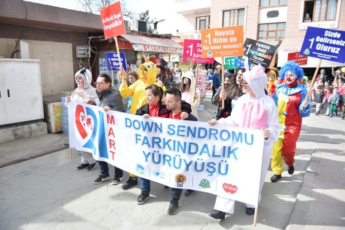 Down sendromlular farkındalık için yürüdü