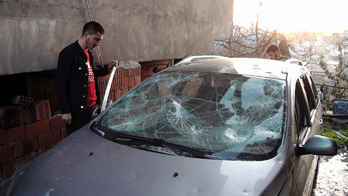Arkadaşına kızan adam otomobilini parçaladı