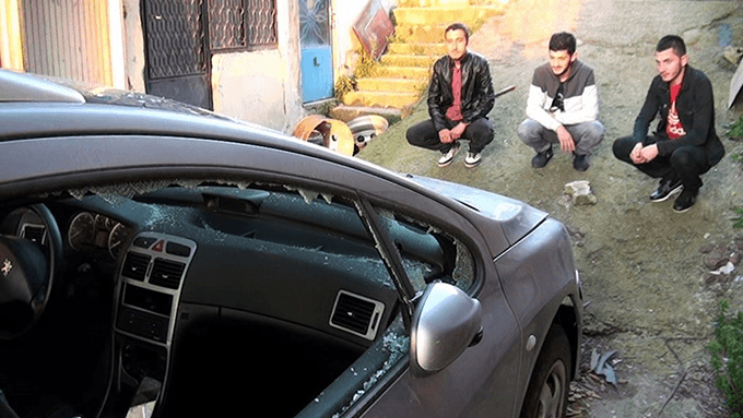 Arkadaşına kızan adam otomobilini parçaladı