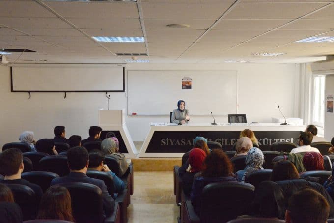 Kadın kaymakam, üniversitelilere mesleğini anlattı