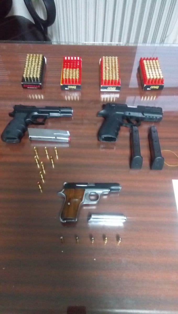 İşyerinde yapılan aramada silahlar ve mermiler ele geçirildi