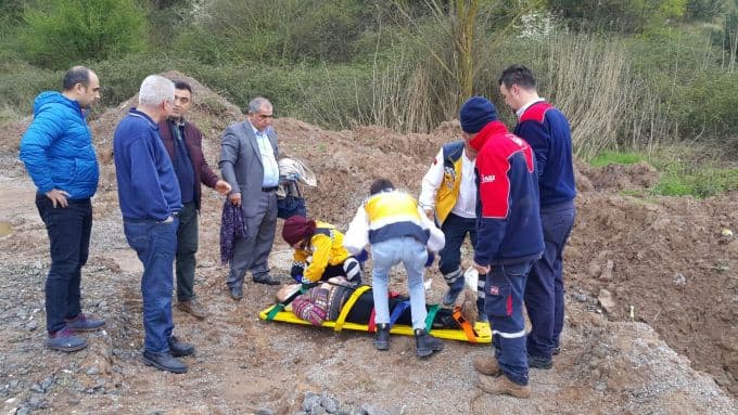 Kontrolden çıkan otomobil su kanalına uçtu