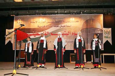 <font size="2"><font face="Arial"><strong>7 Bin Yetimin Bakımı &Uuml;stlenildi</strong> <br /><br />Gecede savaş sonrası yetim &ccedil;ocukların yapmış olduğu resimler sergilendi. Yetim &ccedil;ocuklar şarkı ve şiirleriyle geceye renk kattı. İHH Gazze Temsilcisi Mehmet Kaya gecede yaptığı konuşmada 7 bin yetimin bakımını &uuml;stlendiklerini ifade etti. </font></font><p><font face="Arial" size="2">Kaya,<font color="#333399"> &ldquo;Bu topraklar i&ccedil;in kanınızla, canınızla, &ccedil;ocuklarınızla m&uuml;cadele ettiğiniz i&ccedil;in sizleri tebrik ediyor ve sizlerle birlikte olduğumuzu buradan t&uuml;m d&uuml;nyaya haykırıyorum. Filistin&rsquo;deki kardeşlerimiz hi&ccedil;bir zaman yalnız değildi. Bundan sonra da yalnız olmayacaklardır&rdquo;</font> şeklinde konuştu. </font></p><p><font face="arial,helvetica,sans-serif" size="2">Programın sonunda Hamas h&uuml;k&uuml;meti Başbakanlığı ve Sosyal &Ccedil;alışma Bakanlığı&rsquo;ndan başarılı &ccedil;alışmalarından dolayı İHH vakfına teşekk&uuml;r belgesi takdim edildi. </font></p>
