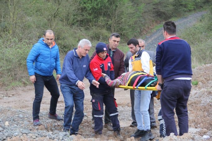 Kontrolden çıkan otomobil su kanalına uçtu