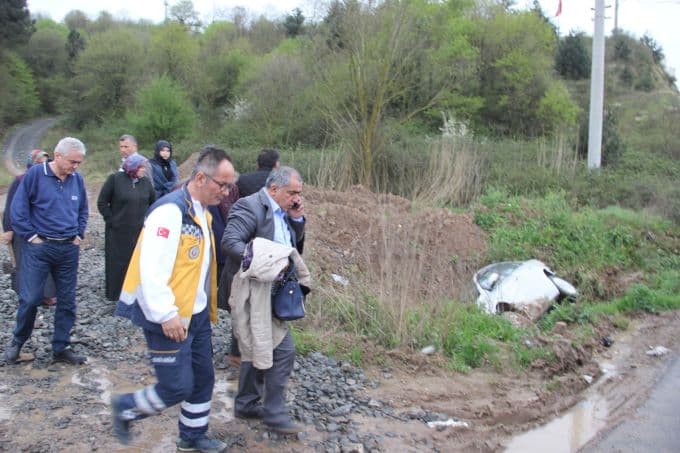 Kontrolden çıkan otomobil su kanalına uçtu