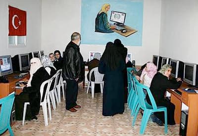 <strong><font face="Arial" size="2">Bayanlar İ&ccedil;in Kurs</font></strong> <p><font face="Arial" size="2">Han Yunus ve Cebaliye&rsquo;de bayanlar i&ccedil;in meslek edinme kursları a&ccedil;ıldı. Bu kurslara gelen bayanlar, dikiş, nakış ve bilgisayar eğitimi alıyorlar. Bu kurslarda &uuml;retilen mamuller pazarlarda satılarak kursa ek gelir elde ediliyor. Kursların amacı bir yıl i&ccedil;erisinde 1000 &ouml;ğrenciyi yetiştirmek. </font></p><p><font face="arial,helvetica,sans-serif" size="2">İHH, toprakları olduk&ccedil;a verimli olan Gazze&rsquo;de tarım &ccedil;alışmalarına da destek veriyor. Aksa Vakfı&rsquo;nın tarım ve hayvancılık alanındaki &ccedil;alışmalarına katkıda bulunmak i&ccedil;in 72 bin dolar değerindeki buldozer kep&ccedil;e satın alınarak bu vakfa hediye edildi.&nbsp;</font></p>