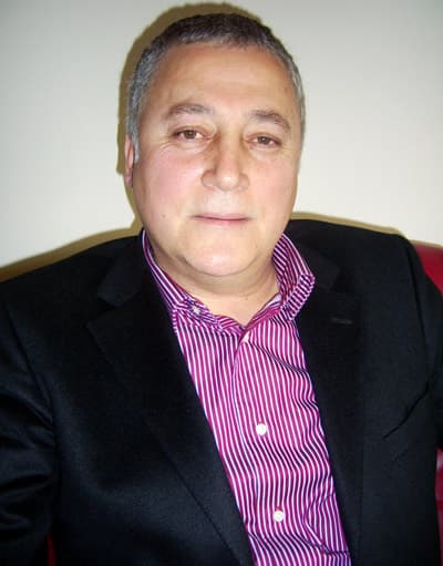 <p><font face="arial,helvetica,sans-serif" size="2"><strong>SIRTIMIZA BOR&Ccedil; Y&Uuml;KLEDİLER</strong></font></p><p><font face="arial,helvetica,sans-serif" size="2">H&uuml;lya S&uuml;r&uuml;c&uuml; ile Detay Programı&rsquo;nda kul&uuml;b&uuml;n bor&ccedil; y&uuml;k&uuml; altına girdiğini belirten Başkan Yılmaz, bazı bor&ccedil;ların eski y&ouml;netimlerden kalma bor&ccedil;lar olduğunu &ouml;ne s&uuml;rerek ş&ouml;yle konuştu:</font></p><p><font face="arial,helvetica,sans-serif" size="2" color="#333399">&ldquo;Bu hesabı kitabı bilmiyor muydunuz da y&ouml;netimi devraldınız diye tepkiler alıyoruz. Beden terbiyesi 2006 ve 2007 yılından kalma bor&ccedil;ları &ouml;n&uuml;m&uuml;ze getiriyor. Bu kul&uuml;p alınırken bor&ccedil; hanesine yazılmamış bunun gibi nice bor&ccedil;lar var. Hesabı &ccedil;ıkarsınlar, ben cebimden &ouml;deyeceğim. Sakva&rsquo;ya yemek parası borcu &ccedil;ıktı, elektrik borcu &ccedil;ıktı..Sakaryaspor&rsquo;un 17.5 trilyon borcu vardı, kendi d&ouml;nemimize ait 5 trilyon 350 milyar parayı kaynak yaratıp, kendi rutin gelirlerimiz, sponsorluk ve futbolcu satma gibi yollarla futbolculara &ouml;dedik. Ge&ccedil;miş y&ouml;netimin bir kısım bor&ccedil;larını &ouml;dedik, bir kısmı da duruyor&rdquo;.</font></p><p><font face="arial,helvetica,sans-serif" size="2">Ma&ccedil; biletlerine zam yapılması olayının basın tarafından abartıldığını &ouml;ne s&uuml;ren Yılmaz,<font color="#333399"> &ldquo;1 YTL, 3 YTL ve 5 YTL ye oynuyoruz&hellip;Bunun lafını bile etmek yanlış olur.&nbsp; Ne halkın, ne tatanganın, ne halkın cebindeki parada g&ouml;z&uuml;m&uuml;z yok. Ama neticede bozuk para fiyatına ma&ccedil; bileti satıyoruz&rdquo;</font> dedi.</font></p><p><font face="arial,helvetica,sans-serif" size="2"><strong>SAKARYASPOR LİGDEN D&Uuml;ŞMEYECEK</strong></font></p><p><font face="arial,helvetica,sans-serif" size="2">Sakaryaspor&rsquo;un ligden d&uuml;şmeyeceğini &ouml;ne s&uuml;ren Başkan Yılmaz, ş&ouml;yle konuştu:</font></p><p><font face="arial,helvetica,sans-serif" size="2" color="#333399">&ldquo;30 Ağustos&rsquo;ta g&ouml;revi devraldık. Maalesef ilk devreyi 9 puan toplayarak ligin sonunda bitirdik, aradaki fark da bayağı a&ccedil;ılmıştı ama, biz hi&ccedil;bir zaman i&ccedil;in yarıştan kopmuş değildik. Buna &ouml;nce biz inandık, sonra da transfer ettiğimiz futbolcuları inandırdık. Ligin bitimine 6 ma&ccedil; kala 11 ma&ccedil;ta 18 puan toplamış durumdayız. 27 puanla ligin halen sonunda, ama yarına umutla bakan bir takımımız var. Sakaryaspor k&uuml;me d&uuml;şmeyecektir. Bank Asya liginin misafir takımıdır, ama bir &uuml;st lige &ccedil;ıkmak i&ccedil;in misafir takımdır&rdquo;.</font></p><p><font face="arial,helvetica,sans-serif" size="2"><strong>YAĞCIOĞLU&rsquo;NUN İSTİFASINI İSTEMEDİK</strong></font></p><p><font face="arial,helvetica,sans-serif" size="2">Başkan Yılmaz, Teknik Direkt&ouml;r İlker Yağcıoğlu&rsquo;nun istifasına ilişkin y&ouml;neltilen soruyu ise ş&ouml;yle yanıtladı:</font></p><p><font face="arial,helvetica,sans-serif" size="2" color="#333399">&ldquo;İlker Hoca &ouml;nemli oyunculardan biridir. Onun &ccedil;ıkış arayışı i&ccedil;inde olduğunu g&ouml;rd&uuml;k ve takımı ona emanet ettik. İlk g&uuml;nler iyi gitti, sonrasında her ne olduysa hatalar yapmaya başladı, puansız devam eder olduk. O istifa etmemiş olsaydı, ben onunla devam ederdim. Biz ayırmadık, kendisi istifa etti. Daha &ouml;nce istifa edip ayrılacaktı, biz kendisini tuttuk&rdquo;.</font></p><p><font face="arial,helvetica,sans-serif" size="2">Takımın başına ge&ccedil;en Engin Hoca&rsquo;nın eksikleri olduğu yolundaki eleştirileri de cevaplayan B&uuml;lent Yılmaz,<font color="#333399"> &ldquo;Engin Hoca ile irtibatı hi&ccedil; koparmamıştık. Onunla anlaştık. Sakaryaspor bu &ccedil;ıkışı yakalayamamış olsaydı bir kariyer zedelenmesi yaşanacaktı, ama yakaladığı &ccedil;ıkış ile bırakın kariyer zedelenmesini, &ccedil;ok daha iyi yere geldi&rdquo;</font> dedi.</font></p><p><font face="arial,helvetica,sans-serif" size="2">Tatanga tr&uuml;b&uuml;n lideri Yılmaz Şen&rsquo;in Engin Hocayı yeterli g&ouml;rmediğine dair yaptığı a&ccedil;ıklamayı değerlendiren Yılmaz, <font color="#333399">&ldquo;Yılmaz Şen hangi kıstaslara g&ouml;re konuşmuş bilmiyorum, hocayı sınayacak kadar futbol bilgisi olup olmadığını da bilmiyorum. Engin hoca kendini ispatlamış bir hocadır. Eksik, istenirse bulunur. D&uuml;nyanın en iyi futbol adamları da eksik davranabiliyor&rdquo; </font>dedi.</font></p>