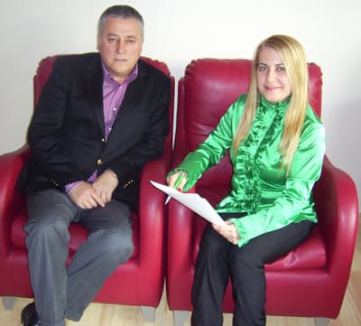 <p><font face="arial,helvetica,sans-serif" size="2"></font></p><font face="arial,helvetica,sans-serif" size="2"><strong>RUHLA BEDENİ BİRLEŞTİREMEDİLER</strong></font> <p><font face="arial,helvetica,sans-serif" size="2">Sakaryaspor&rsquo;un i&ccedil;inde bulunduğu durumun nedenleri &uuml;zerinde yorum getiren Yılmaz, <font color="#333399">&ldquo;Sakaryaspor&rsquo;un bu halde oluşunun nedeni, Belediyenin, y&ouml;netimi aldıktan sonra kul&uuml;b&uuml; istediği gibi y&ouml;netmeye &ccedil;alışmasıdır. Ruhla bedeni ayırmasıdır. Zaman zaman dışarıdan gelenler kul&uuml;b&uuml; y&ouml;nettiklerinde bu ruhla bedeni birleştirmeye &ccedil;alıştılar, o zaman şampiyonluğu da yakaladılar, ama sonrasında yine istedikleri gibi y&ouml;netmeye kalkınca olay, Sakaryaspor&rsquo;un sonunu hazırlayıcı şekle doğru d&ouml;n&uuml;şt&uuml;&rdquo;</font> dedi.</font></p><p><font face="arial,helvetica,sans-serif" size="2"><strong>27 TRİLYON BOR&Ccedil; BIRAKTILAR</strong></font></p><p><font face="arial,helvetica,sans-serif" size="2">Kendilerinden &ouml;nceki y&ouml;netimlerin 27 trilyon bor&ccedil; bıraktığını iddia eden Yılmaz, <font color="#333399">&ldquo;Sakaryaspor alındıktan sonra belediye tarafından 127 trilyon para harcanmış. 2 milyon 300 bin dolara alınmıştı Mepaş&rsquo;tan, bayağı iyi oyuncuları vardı, onları satıp kar ettiler. Ama kul&uuml;b&uuml; bizlere bırakırken 27 trilyon bor&ccedil;la bıraktılar. Onun yanında başka bor&ccedil;ları da kucağımızda bulduk&rdquo;</font> dedi.</font></p><p><font face="arial,helvetica,sans-serif" size="2"><strong>TESİSİMİZ VE HALI SAHAMIZ YOK</strong></font></p><p><font face="arial,helvetica,sans-serif" size="2">G&uuml;n&uuml; kurtarma anlayışıyla takımın y&ouml;netildiğine dair eleştirilere de yanıt veren B&uuml;lent Yılmaz, &ouml;nceki y&ouml;netimlerin bu kul&uuml;be tesis ve halı saha kazandıramamış olmasına tepki g&ouml;stererek, şunları s&ouml;yledi:</font></p><p><font face="arial,helvetica,sans-serif" size="2" color="#333399">&ldquo;8 yıllık belediye y&ouml;netiminde keşke ikinci defa s&uuml;per lige &ccedil;ıkmasaydık da, başkanımız bir kul&uuml;p binası yapmış olsaydı. Altyapı tesisi inşa etseydi. Sakarya &ouml;zellik arzeden bir yer. Sakaryaspor bir markadır. Sakaryaspor&rsquo;un yetiştirdiği oyuncular bir markadır. S&uuml;per gen&ccedil;lerimiz grubunda lider. Sakaryaspor&rsquo;un A takım kadrosunda oynayacak klas oyuncular var..Tesisi olmamasına rağmen bu başarıyı yakaladık. Saha ve imkanlar olmadığı halde bu başarı geliyor. C&uuml;zdanımda 7 oyuncunun adı var&hellip;Bunlar Sakarya&rsquo;da &ccedil;eşitli ilk&ouml;ğretim okullarında oynayan &ccedil;ocuklar. Beden eğitimi hocaları bu &ccedil;ocukları Sakarya dışındaki takımlarda oynatmak i&ccedil;in m&uuml;cadele ediyorlar. Sakın b&ouml;yle bir şeye kalkışmasınlar. Bu &ccedil;ocuklar &ouml;ncelikle Sakaryaspor&rsquo;a hizmet edecekler&rdquo;</font></p><p><font face="arial,helvetica,sans-serif" size="2"><strong>HEDEF 45 PUAN</strong></font></p><p><font face="arial,helvetica,sans-serif" size="2">Bu hafta oynanacak Rize ma&ccedil;ını da değerlendiren Yılmaz, hedeflerinin 42 puan değil, 45 puana ulaşmak olduğunu s&ouml;yledi. Başkan Yılmaz, <font color="#333399">&ldquo;42 puana ulaşmak i&ccedil;in 6 ma&ccedil;ın 5&rsquo;ini kazanmak lazım..Ben 6 sını da kazanıp 45 puanla bitireceğimizi tahmin ediyorum. Sakaryaspor&rsquo;un yenemeyeceği takım yok, yeter ki şehrin dinamikleri bir b&uuml;t&uuml;n i&ccedil;inde olsun. Futbolcular birlik i&ccedil;inde ama, şehrin dinamikleri halen daha bize kucak a&ccedil;mış durumda değil. Maddi sıkıntının i&ccedil;inde boğuşuyoruz. Futbolcuların kafasında maddi sıkıntılar olmamalı. Biz onları rahatlatmaya &ccedil;alıştık. Validen, milletvekillerinden maddi kaynak yaratmalarını bekliyoruz. Sadece maddi kaynak yaratmayıp devlet g&uuml;vencesi de vermeliler. Motive etmeleri gerek&rdquo;</font> dedi.</font></p><p><font face="arial,helvetica,sans-serif" size="2">Başkan Yılmaz son olarak<font color="#333399">, &ldquo;Bizim &ccedil;ıkışımız kamuoyunca takdirle karşılanıyor. Biz oyuncu se&ccedil;iminde titiz davrandık. Evet Sakaryaspor k&uuml;mede kalacaktır, d&uuml;şmeyecektir. Bolu ma&ccedil;ı elimizden ka&ccedil;tı. Bu inan&ccedil; ve bu g&uuml;ven taraftarımızın bize aşıladığı bir inan&ccedil;tır&rdquo;</font>şeklinde konuştu.</font></p>
