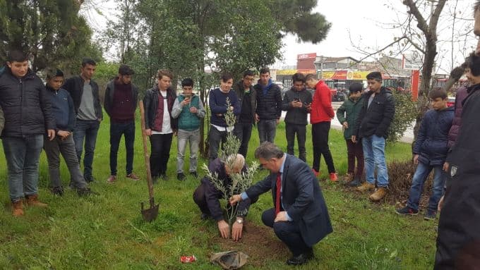 Sakarya'daki okullarda zeytin fidanı dikme harekatı
