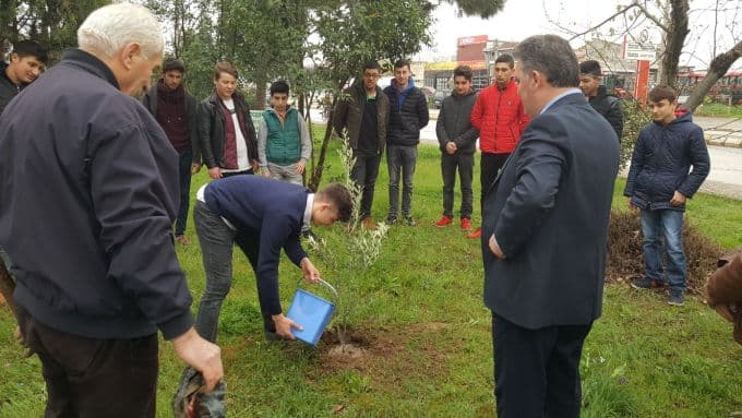 Sakarya'daki okullarda zeytin fidanı dikme harekatı