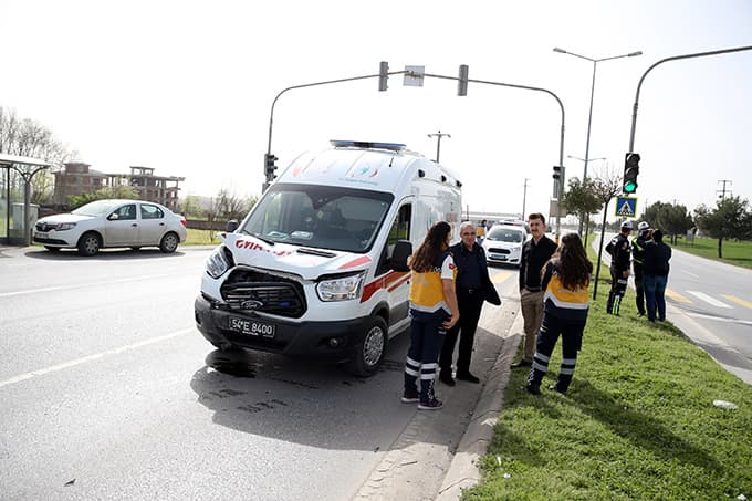 Adapazarı'nda ambulans motosiklete çarptı