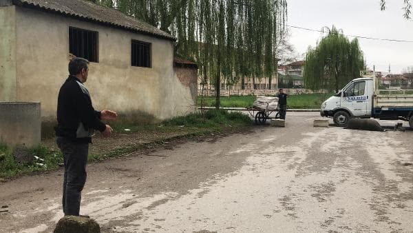 Arsasından geçen yolu taşlarla trafiğe kapattı