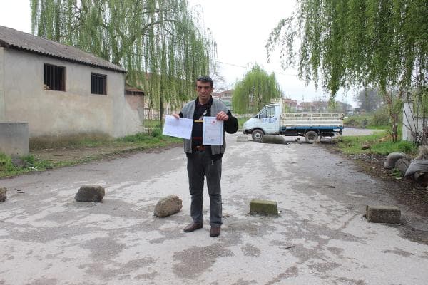 Arsasından geçen yolu taşlarla trafiğe kapattı