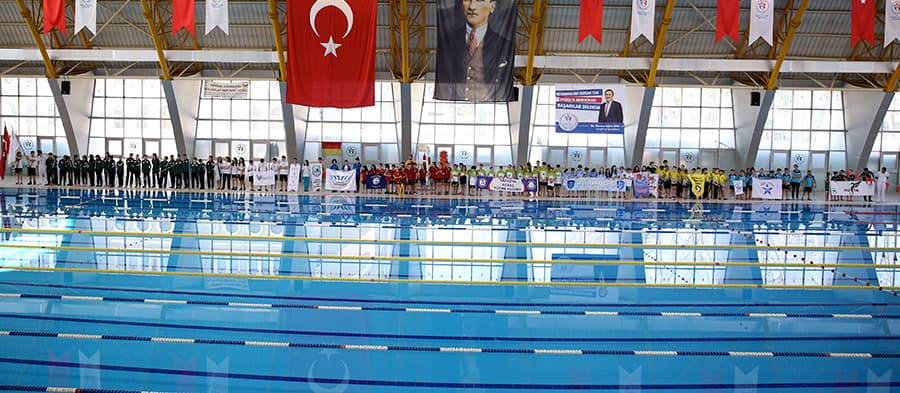 Vali Balkanlıoğlu, yüzme müsabakalarını izledi
