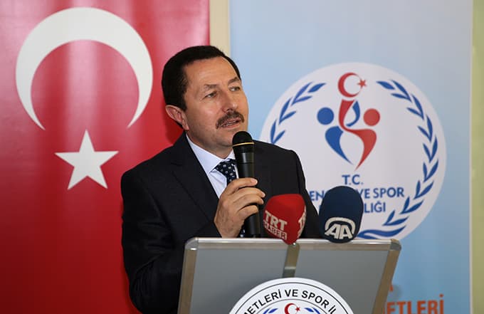 Vali Balkanlıoğlu, yüzme müsabakalarını izledi