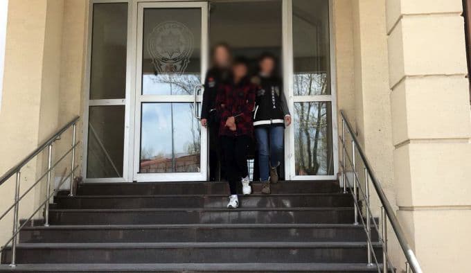 Hırsızlık için girdikleri evde suçüstü yakalandılar