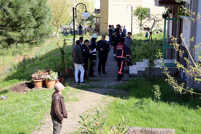 Apartmanda çıkan yangın mahalleliyi sokağa döktü