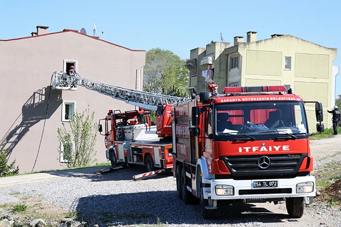 Apartmanda çıkan yangın mahalleliyi sokağa döktü