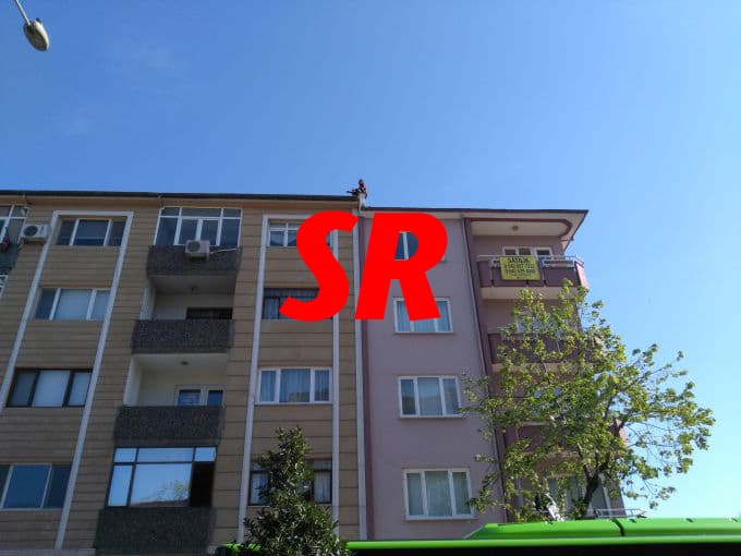 Çatıya çıkan genç böyle kurtarıldı