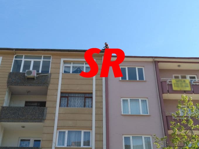 Çatıya çıkan genç böyle kurtarıldı