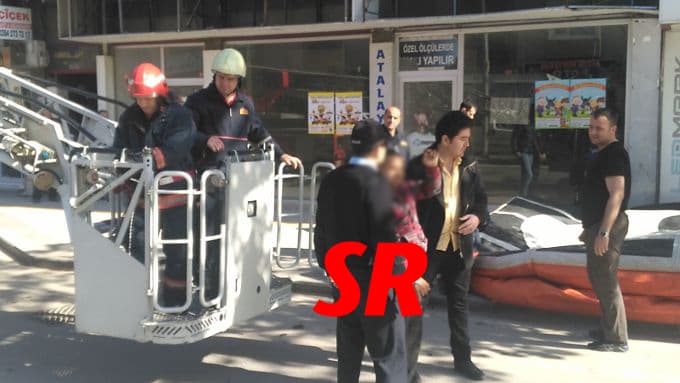 Çatıya çıkan genç böyle kurtarıldı