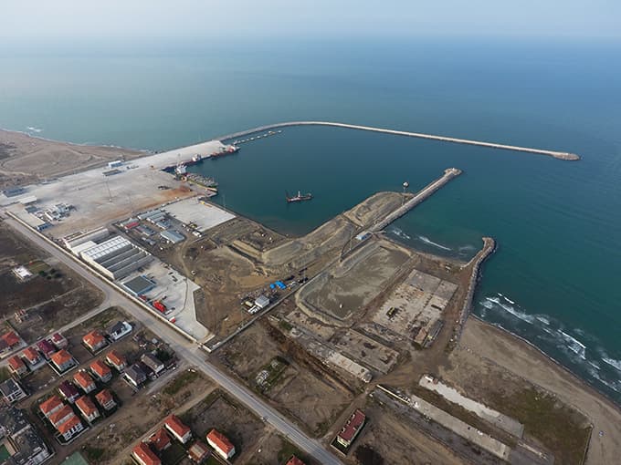Gemiler, Karasu Limanı'na girmek için sıra bekliyor