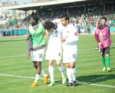 <font face="Arial" size="2">T<strong>araftarlarla Tartıştı</strong><br /><br />&Ouml;te yandan, ma&ccedil;ın son dakikasında bomboş kaleye topu g&ouml;nderemeyen Sakaryaspor, yere yığılarak ka&ccedil;ırdığı g&ouml;l&uuml;n &uuml;z&uuml;nt&uuml;s&uuml;n&uuml; yaşadı. G&ouml;rkem, ma&ccedil; sonunda g&ouml;zyaşlarına tutamayarak ağladı. G&ouml;rkem'i takım arkadaşları teselli ederek soyunma odasına yolladı. Sakaryaspor'n golc&uuml; futbolcusu Ferdi ise ma&ccedil; sonunda trib&uuml;nden k&uuml;f&uuml;r edilmesi nedeniyle taraftarlarla tartıştı. Ferdi'yi Sakaryaspor'lu y&ouml;neticiler<br />sakinleştirdi.&nbsp; </font>
