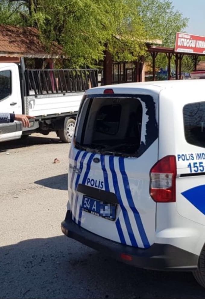 Polislere taş ve sopalarla saldırdılar!