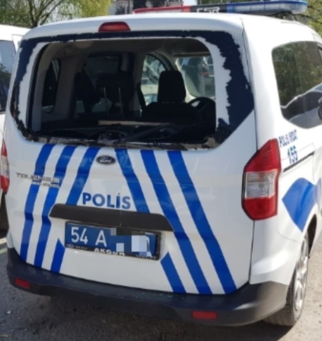 Polislere taş ve sopalarla saldırdılar!
