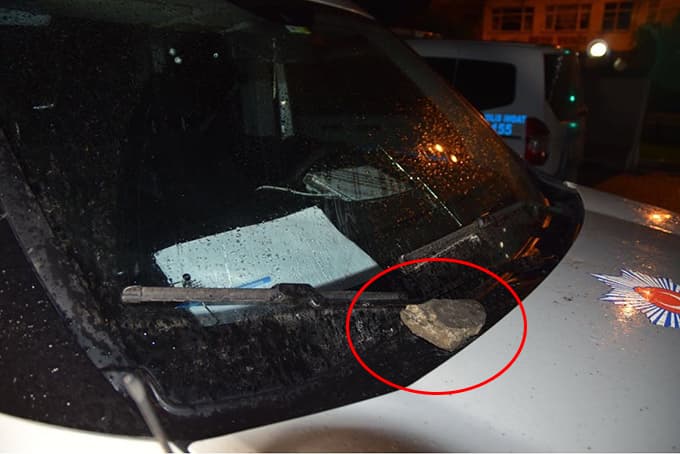 Polislere taş ve sopalarla saldırdılar!
