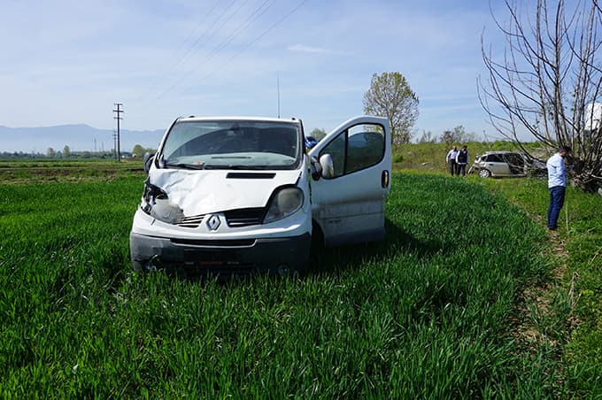 Emniyet şeridinde durunca, otomobil çarptı